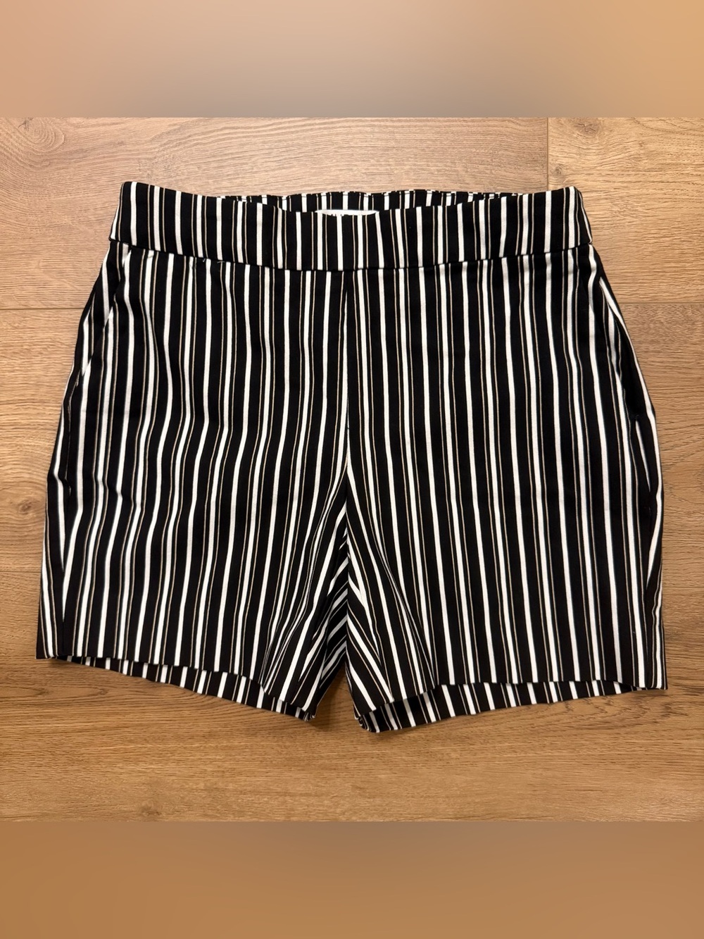 NWOT White House Black Market WHBM Women’s Striped Stretch Pull-On Short, Sz. 0
